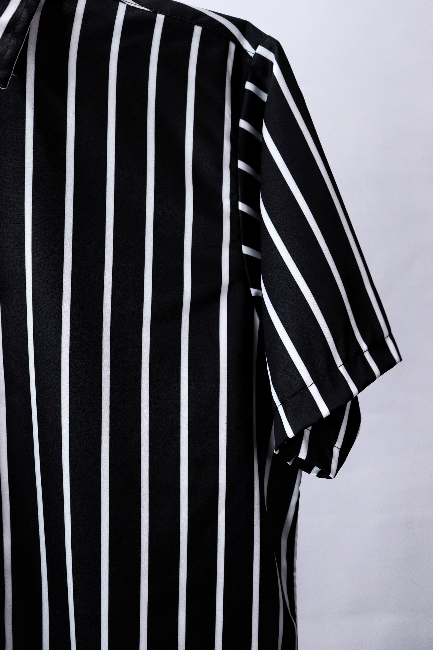 CAMISA NEGRA RAYAS BLANCAS