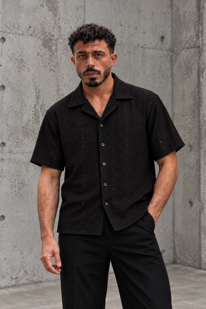 CAMISA NEGRA EN OJALILLO
