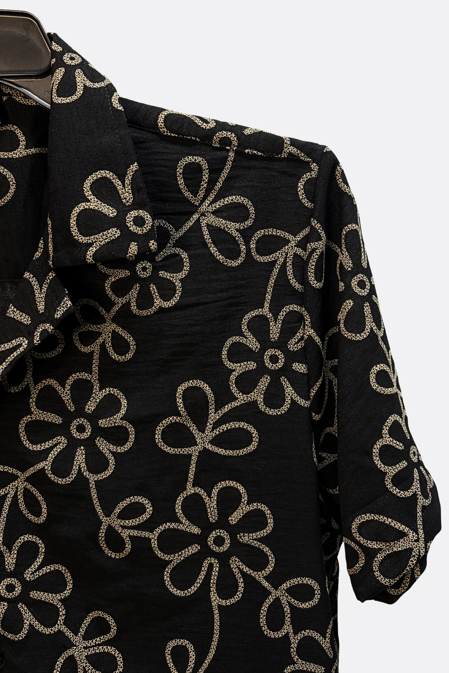 CAMISA NEGRA FLORES BEIGE