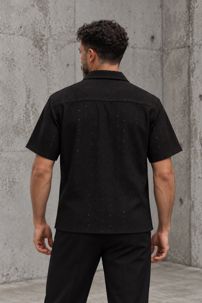CAMISA NEGRA EN OJALILLO