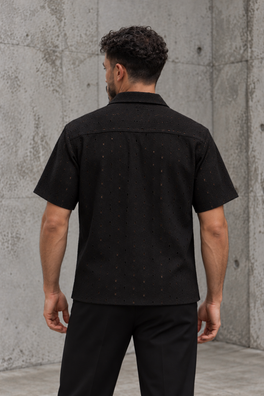 CAMISA NEGRA EN OJALILLO