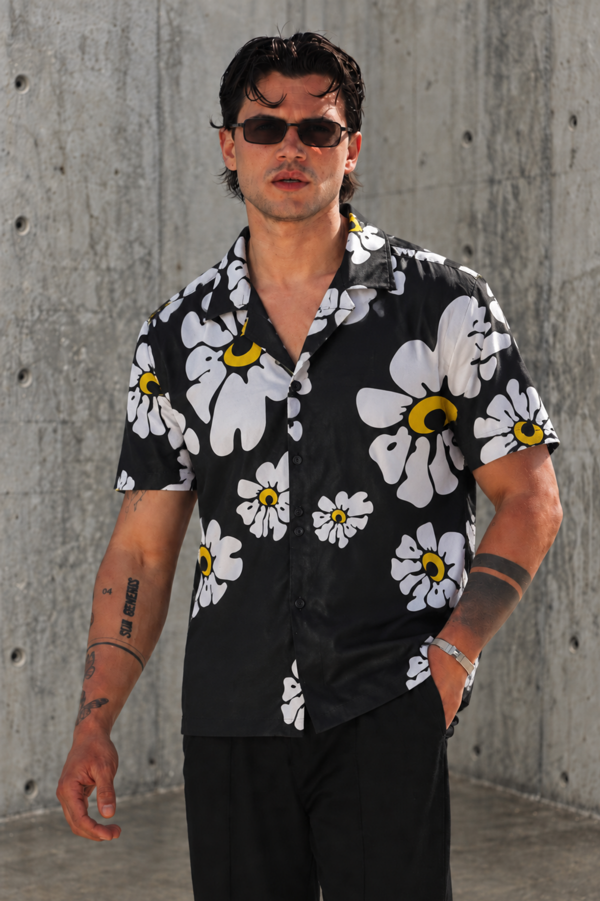 CAMISA NEGRA FLORES BLANCAS