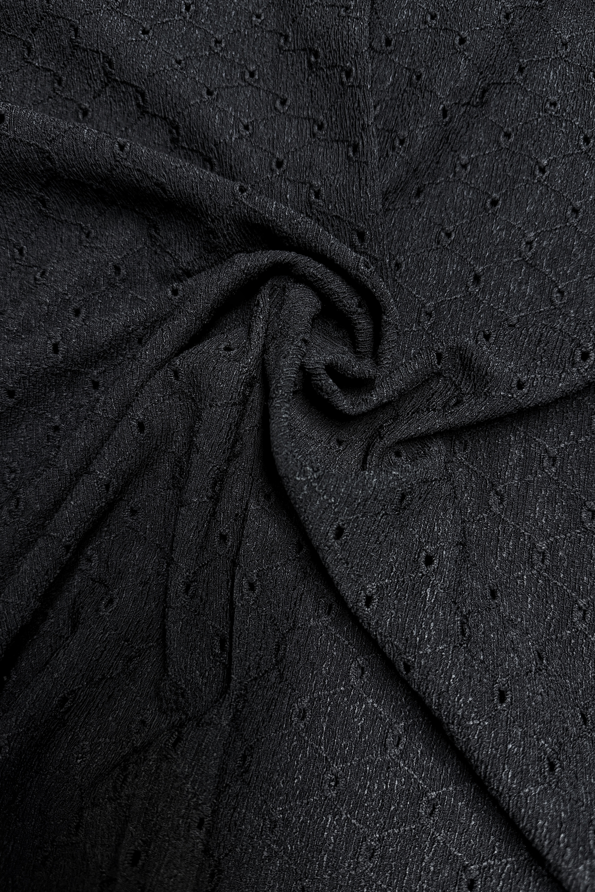 CAMISA NEGRA EN OJALILLO